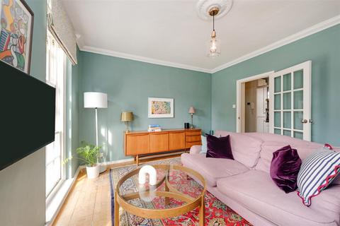 2 bedroom flat to rent, Well Walk