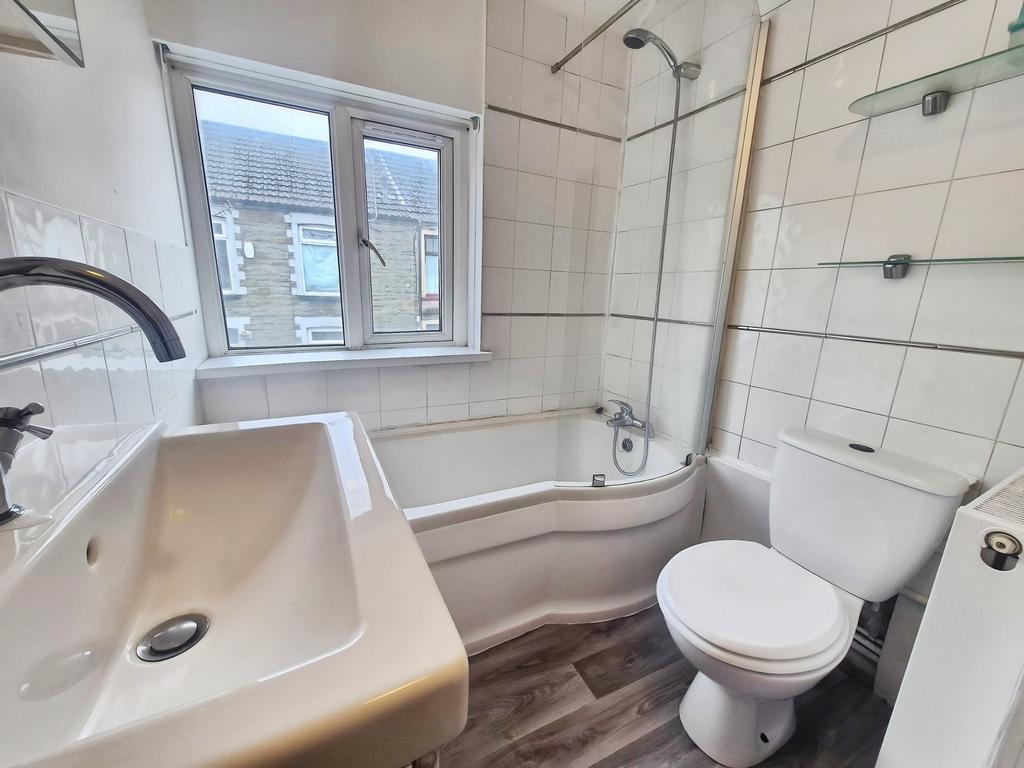 Ad7ca75a-bathroom