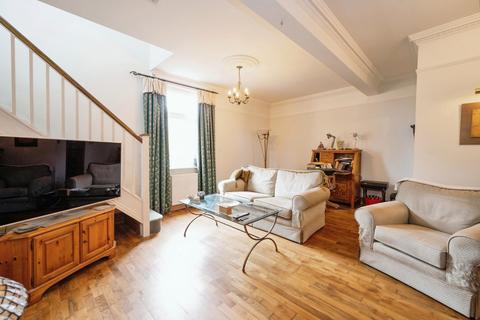 2 bedroom terraced house for sale, Suntrap Gardens, Sea Front, Hayling Island, Hampshire, PO11