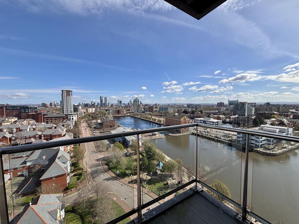 Apartment in Salford, Salford Quays - View 3