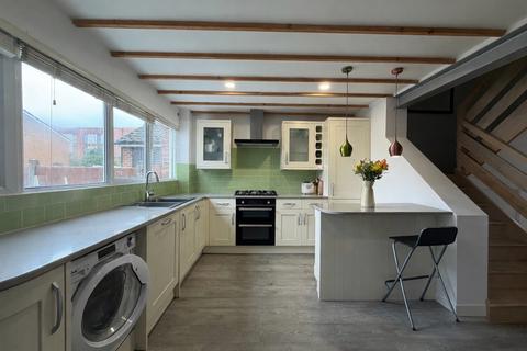 3 bedroom semi-detached house to rent, Gurner Avenue, Salford, M5 3WP