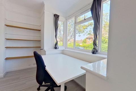1 bedroom in a house share to rent, Ashenden Road, Guildford