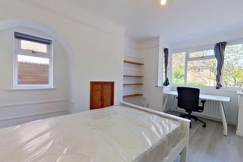 1 bedroom in a house share to rent, Ashenden Road, Guildford