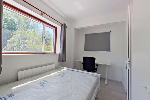 1 bedroom in a house share to rent, Ashenden Road, Guildford