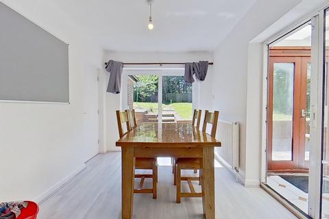 1 bedroom in a house share to rent, Ashenden Road, Guildford