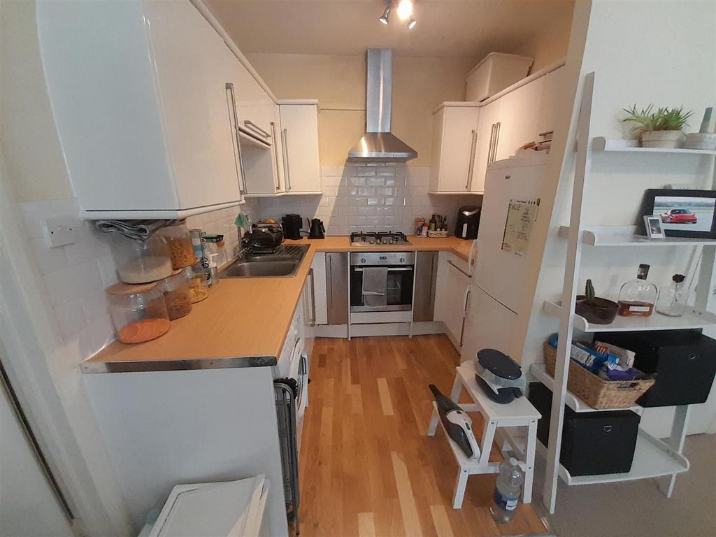 6. Kitchen 1.jpg