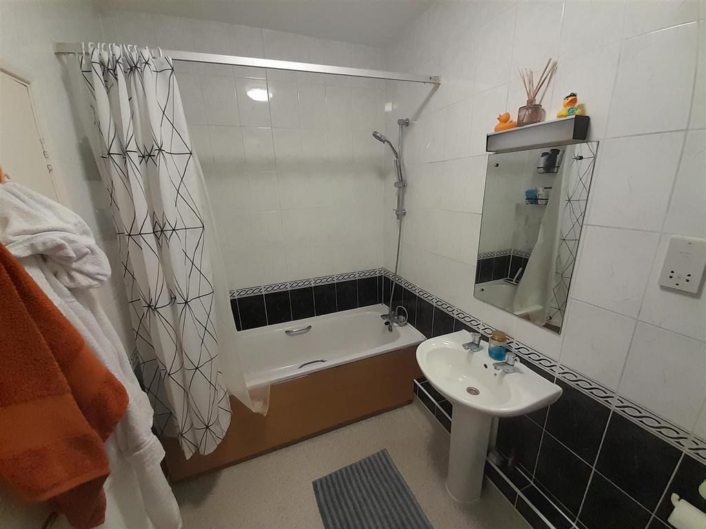 9. Bathroom.jpg