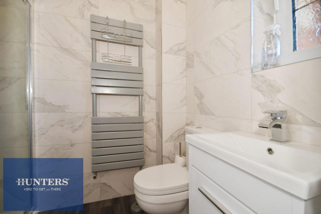BED 1 ENSUITE.jpg