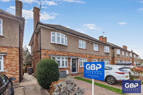2 bedroom flat for sale, Station Road, Gidea Park, RM2