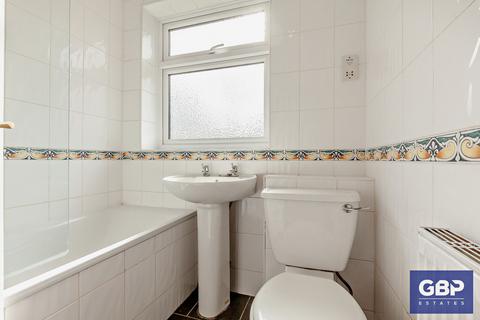 2 bedroom flat for sale, Station Road, Gidea Park, RM2