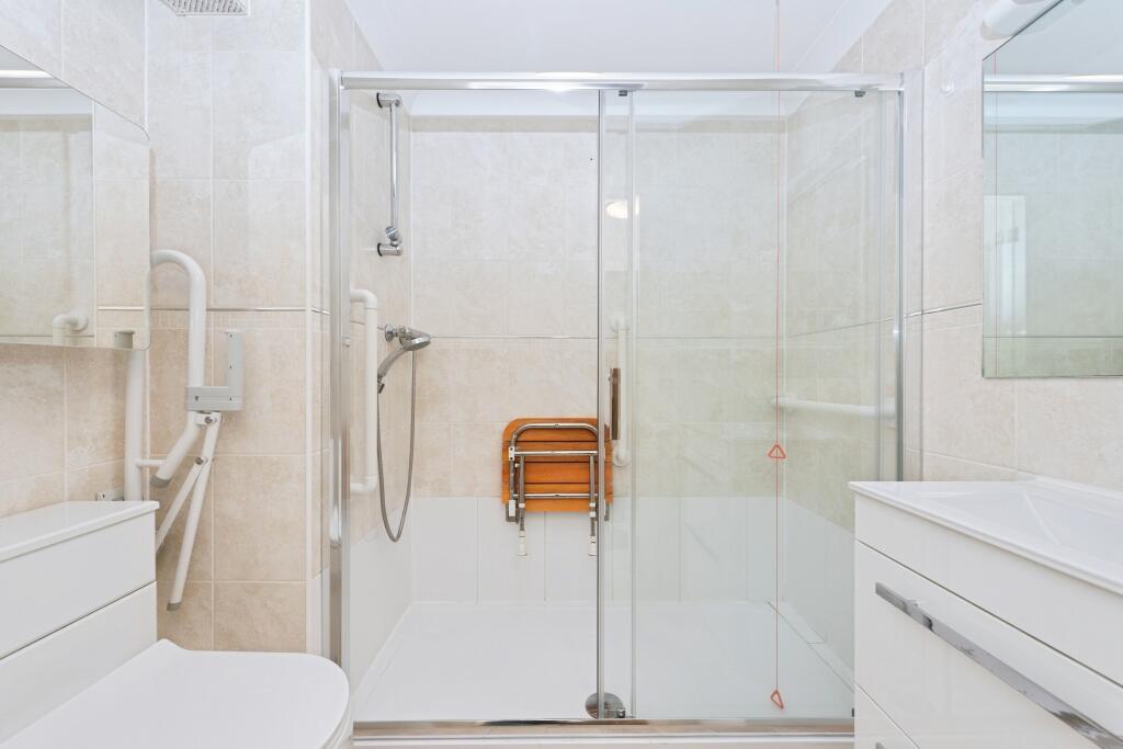 Bathroom 2.jpeg