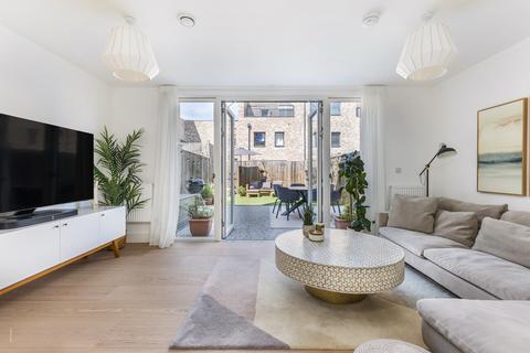 3 bedroom house for sale, Oriental Square, London, NW9
