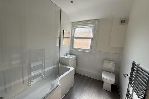2 bedroom maisonette to rent, Bickley Street, SW17