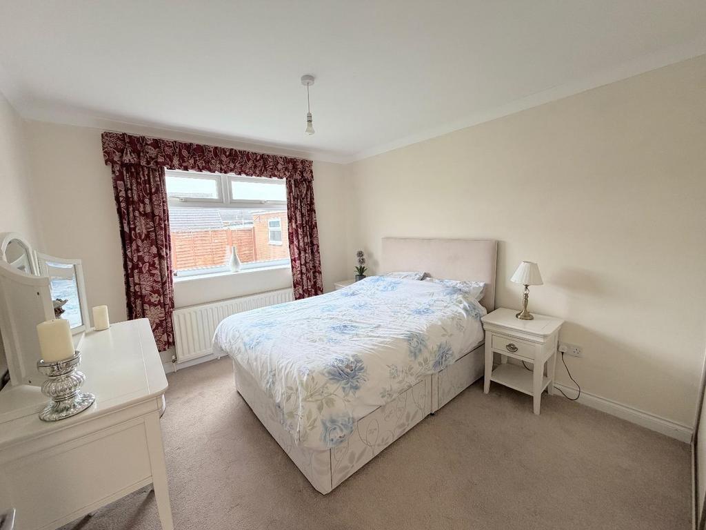 Bedroom (rear)