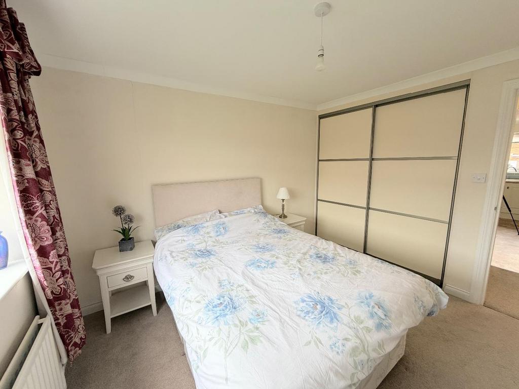 Bedroom (rear)