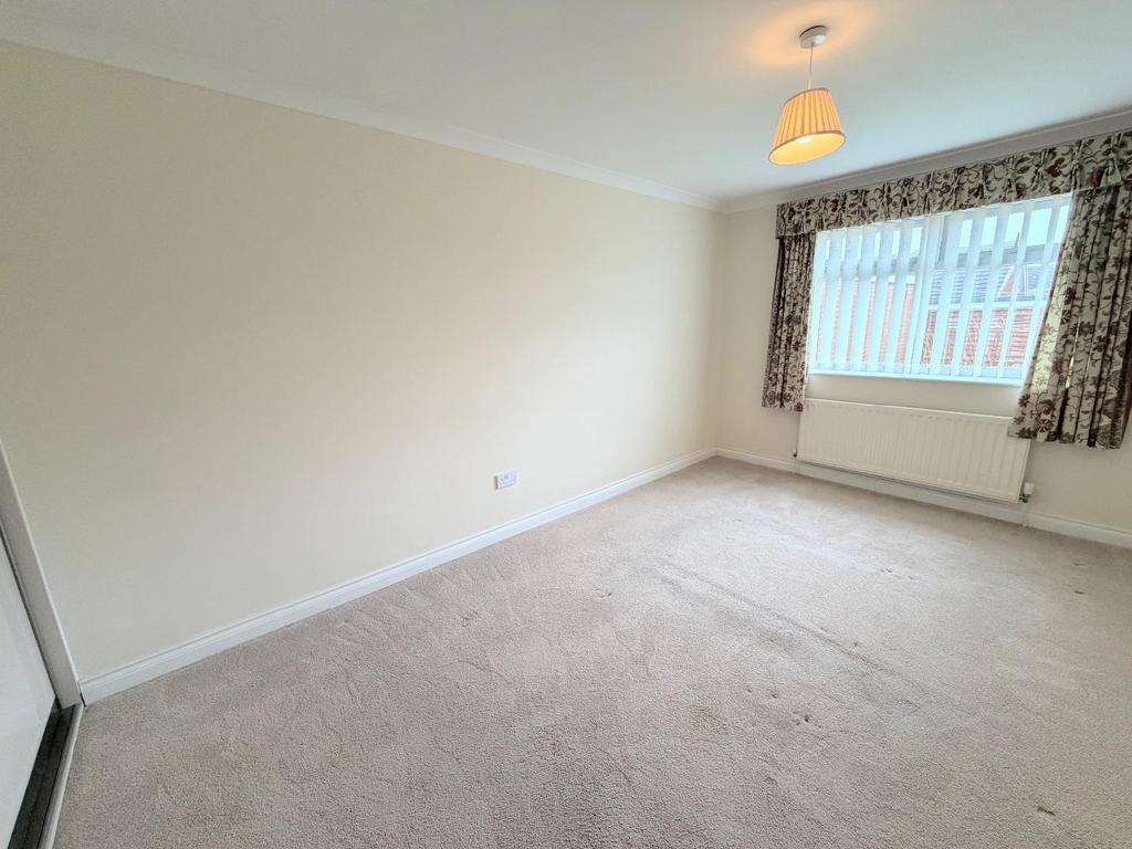 Bedroom (rear)