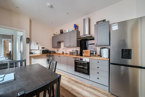 2 bedroom flat for sale, West Street, Hampshire PO16