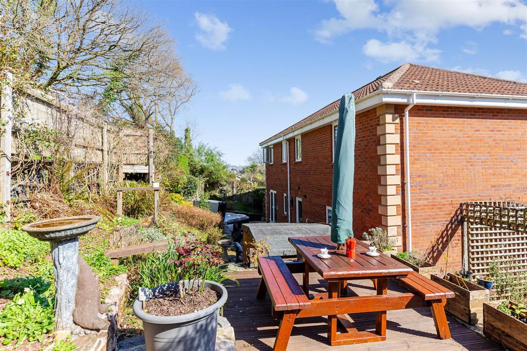 A09 - 21 Stoneleigh Drive Torquay - 260318.jpg