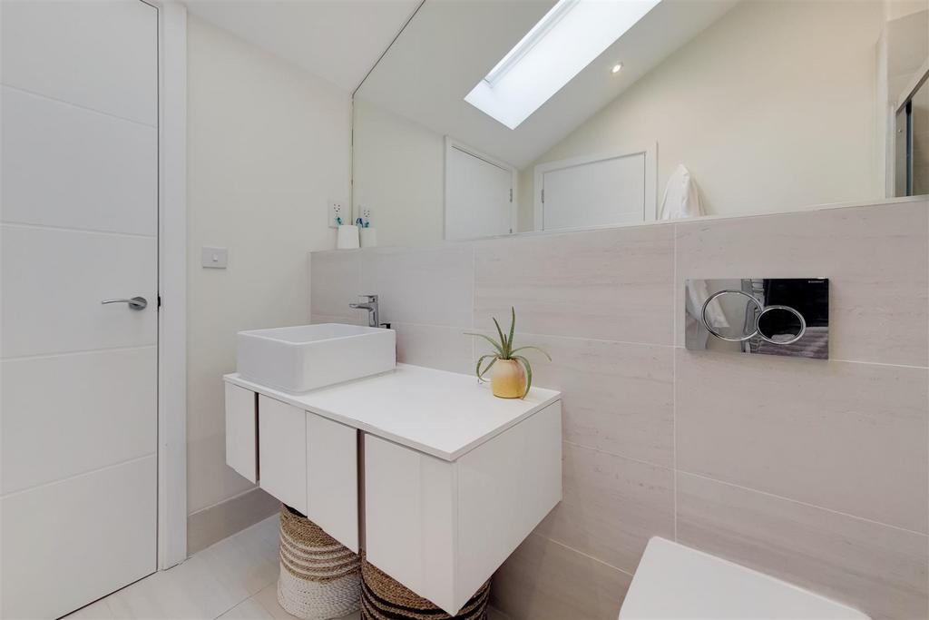 13 Main Ensuite-0.jpg
