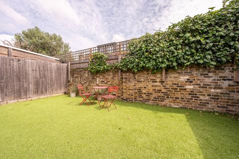 2 bedroom house to rent, Hamilton Road, Twickenham, TW2