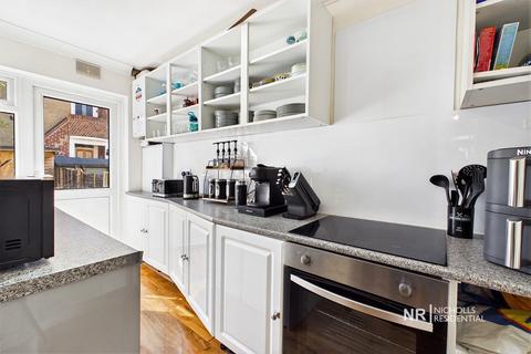 2 bedroom maisonette for sale, Fullers Way South, Chessington, Surrey. KT9