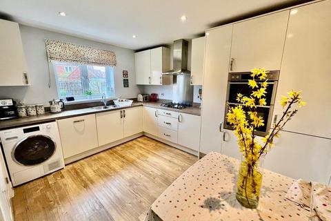 4 bedroom detached house for sale, Arden Road, Desborough