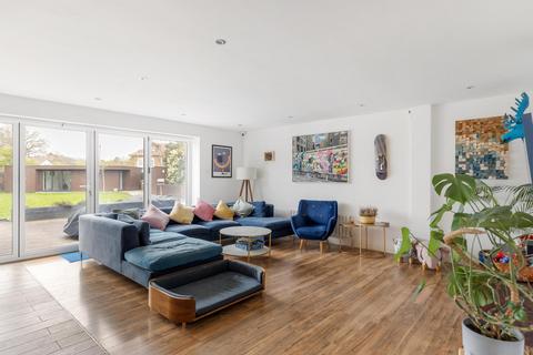 4 bedroom detached house for sale, Sunbury-on-thames TW16