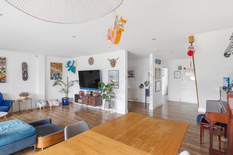 4 bedroom detached house for sale, Sunbury-on-thames TW16