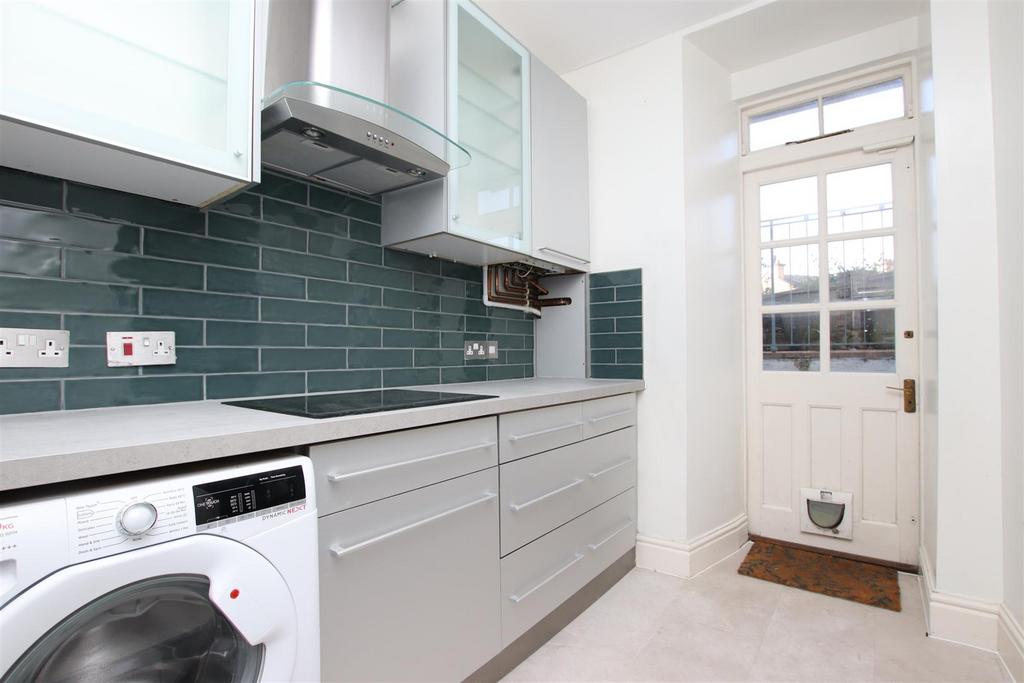 Kitchen (2).JPG