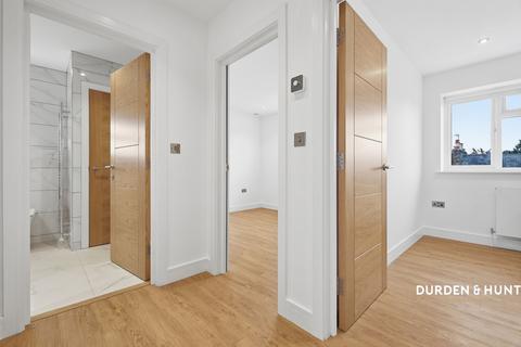 2 bedroom apartment for sale, Kings Avenue, Buckhurst Hill, IG9