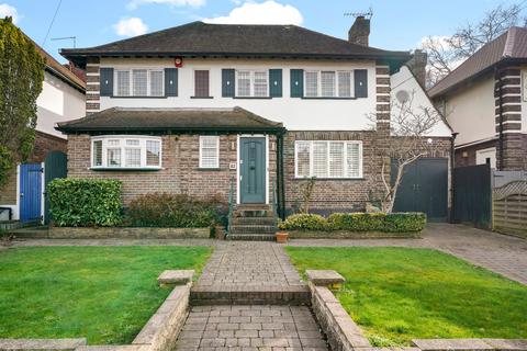 4 bedroom detached house to rent, Hillcrest Gardens, Esher, KT10