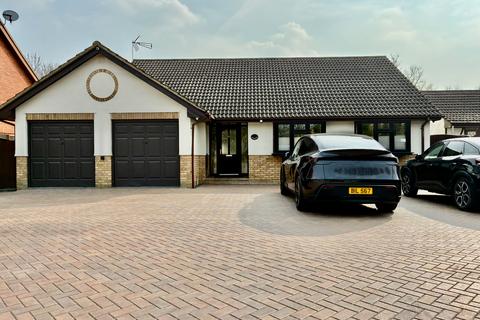 3 bedroom bungalow for sale, Burnt Mills Road, Basildon SS13