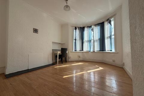 2 bedroom flat to rent, Mortlake Road, Ilford
