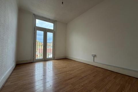 2 bedroom flat to rent, Mortlake Road, Ilford
