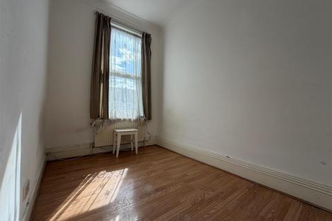 2 bedroom flat to rent, Mortlake Road, Ilford