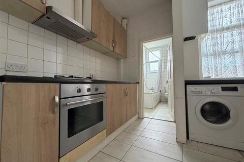 2 bedroom flat to rent, Mortlake Road, Ilford