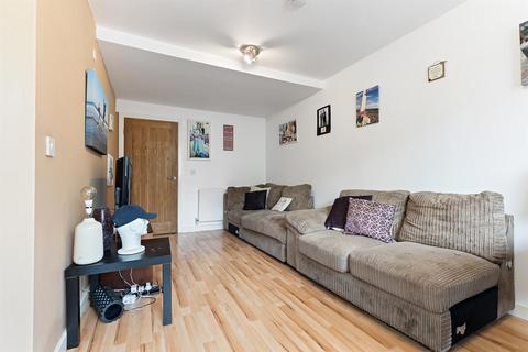 2 bedroom ground floor flat to rent, Wellington Street, Huddersfield HD3