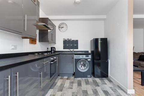 2 bedroom ground floor flat to rent, Wellington Street, Huddersfield HD3
