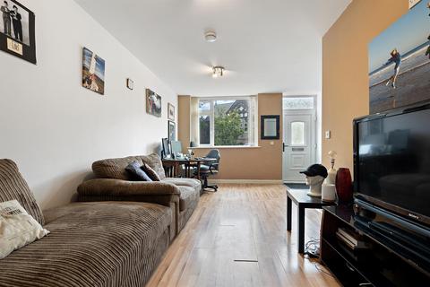 2 bedroom ground floor flat to rent, Wellington Street, Huddersfield HD3
