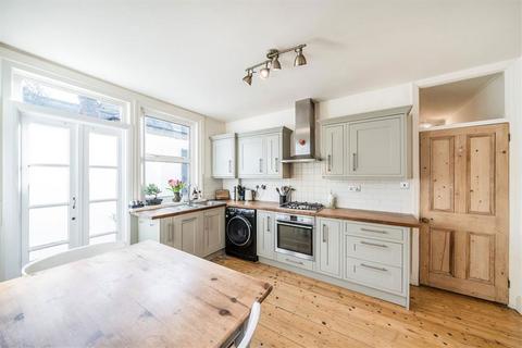 2 bedroom maisonette for sale, Yukon Road, London SW12