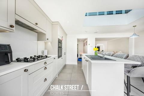 3 bedroom semi-detached house for sale, Berkshire Way, Hornchurch, RM11
