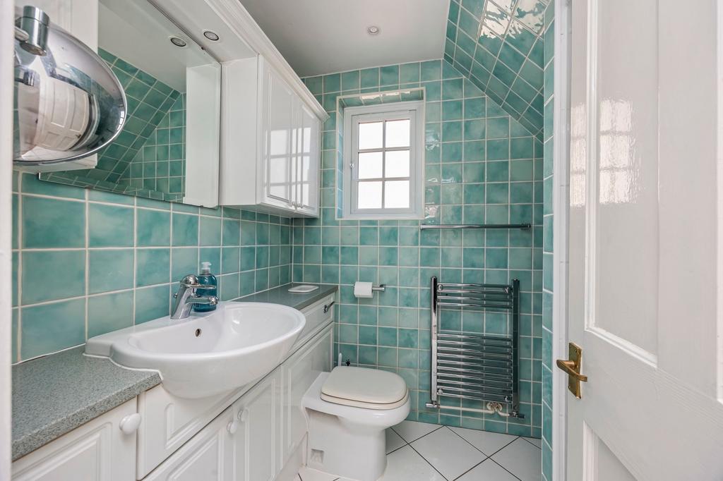 En suite for principal bedroom