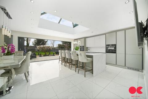 Balgores Lane, Gidea Park RM2