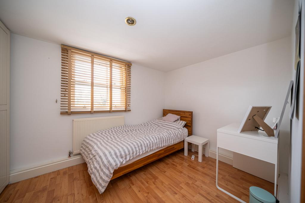 40-Worlds-End-Lane-bedroom-09275