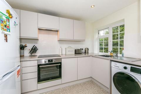 2 bedroom flat to rent, Ivy Drive, Lightwater, GU18