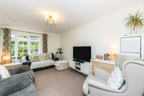 2 bedroom flat to rent, Ivy Drive, Lightwater, GU18