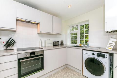 2 bedroom flat to rent, Ivy Drive, Lightwater, GU18