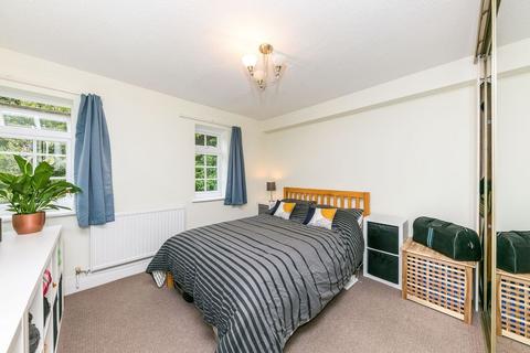 2 bedroom flat to rent, Ivy Drive, Lightwater, GU18