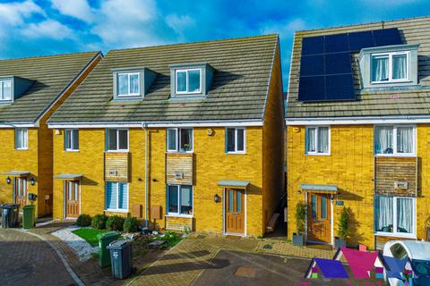 4 bedroom end of terrace house to rent, Montagu Gardens, Dartford DA1