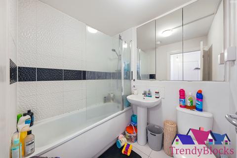4 bedroom end of terrace house to rent, Montagu Gardens, Dartford DA1